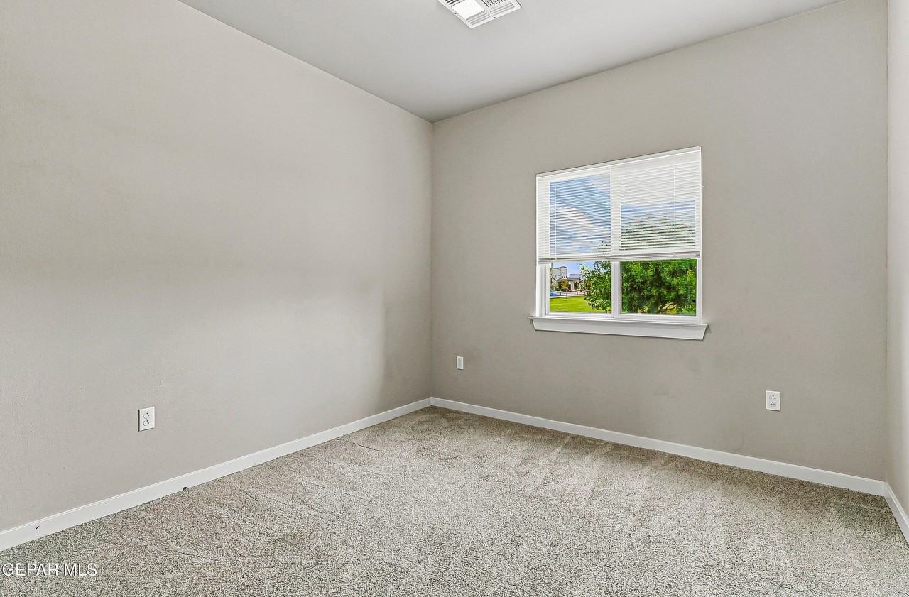 3649 Summit St - Photo 5 of 31