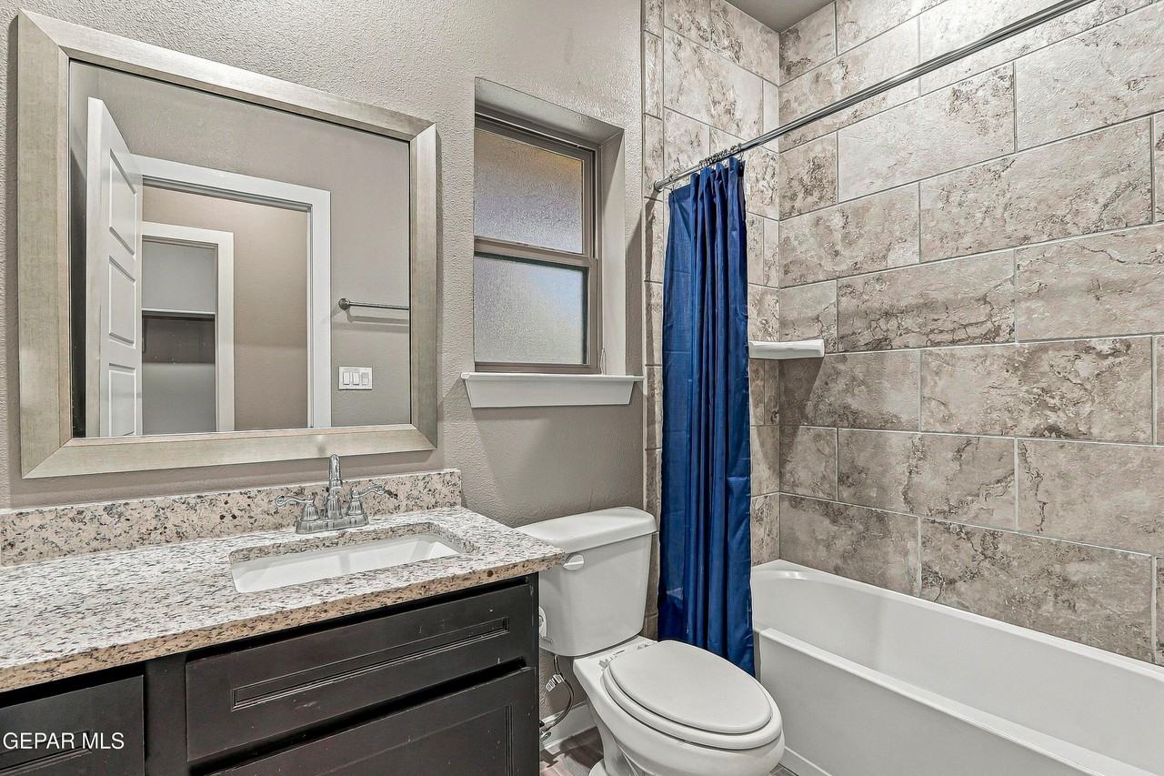 3649 Summit St - Photo 7 of 31