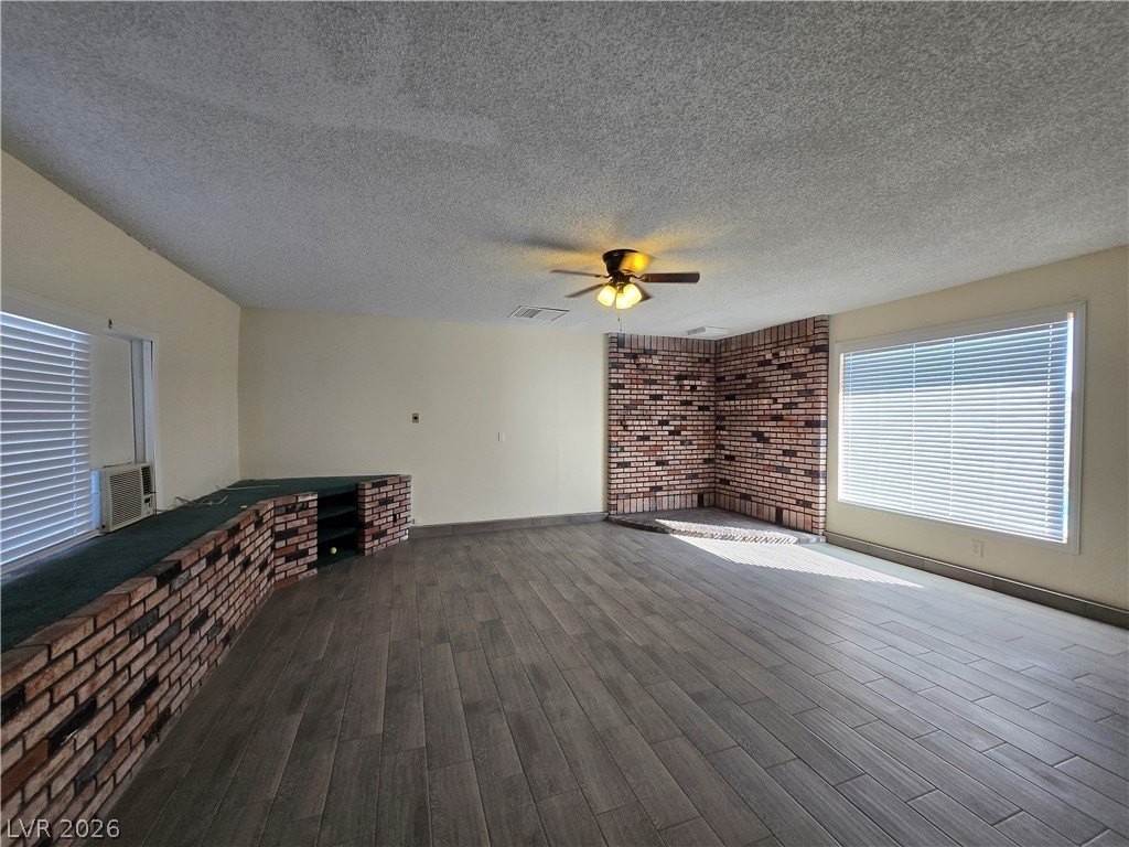 229 Breeze St - Photo 5 of 30