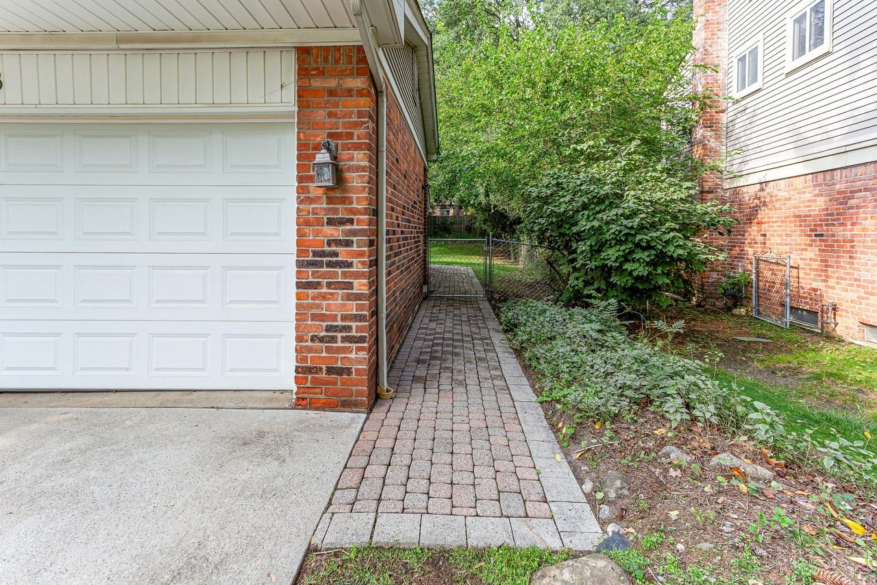 1698 Lexington St - Photo 4 of 50