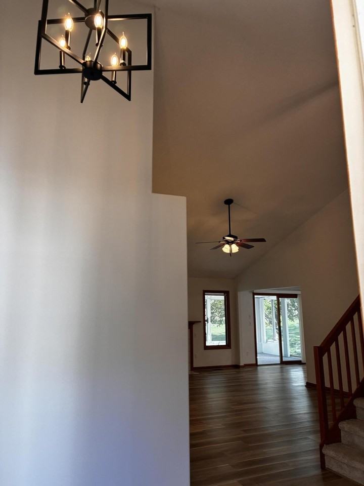 1227 Colony Dr - Photo 3 of 43