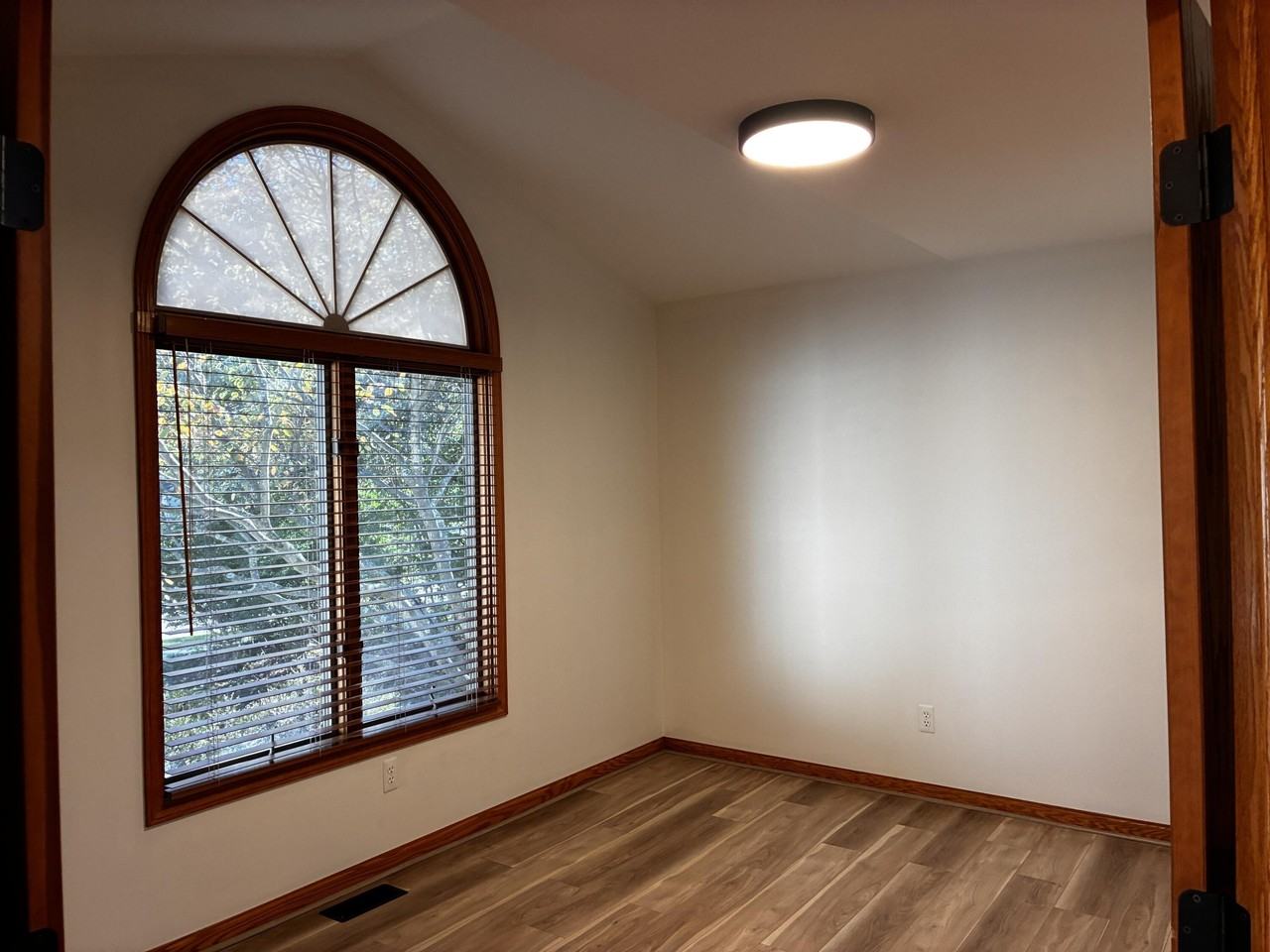 1227 Colony Dr - Photo 5 of 43