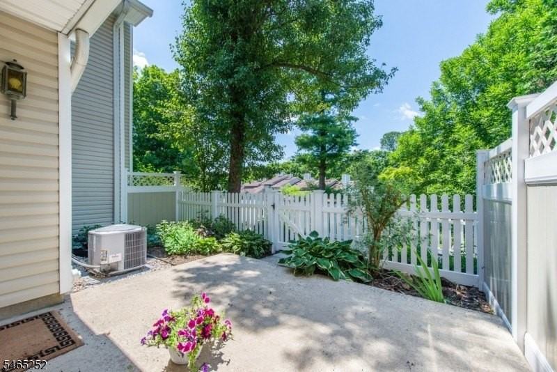 4 Danbury Ct - Photo 3 of 22