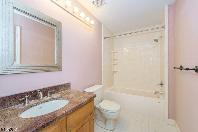 4 Danbury Ct - Photo 6 of 22