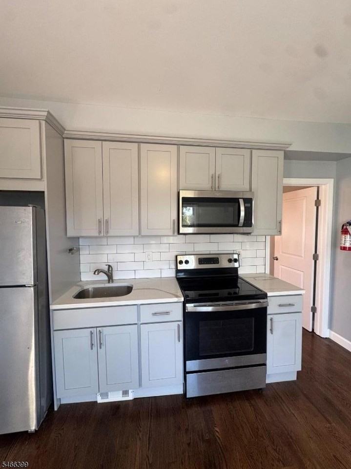 245 Halsey Rd #3 - Photo 4 of 10
