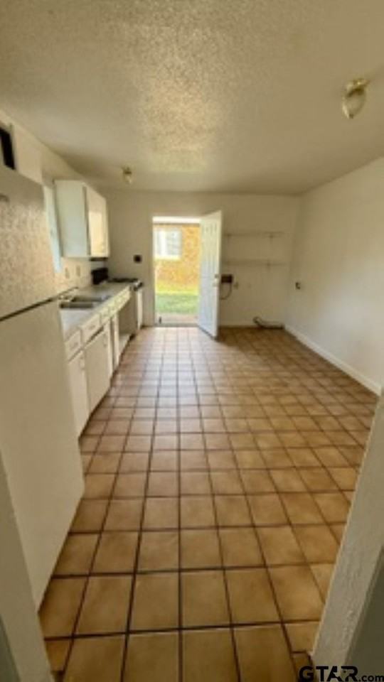 435 Georgia Ave - Photo 5 of 10