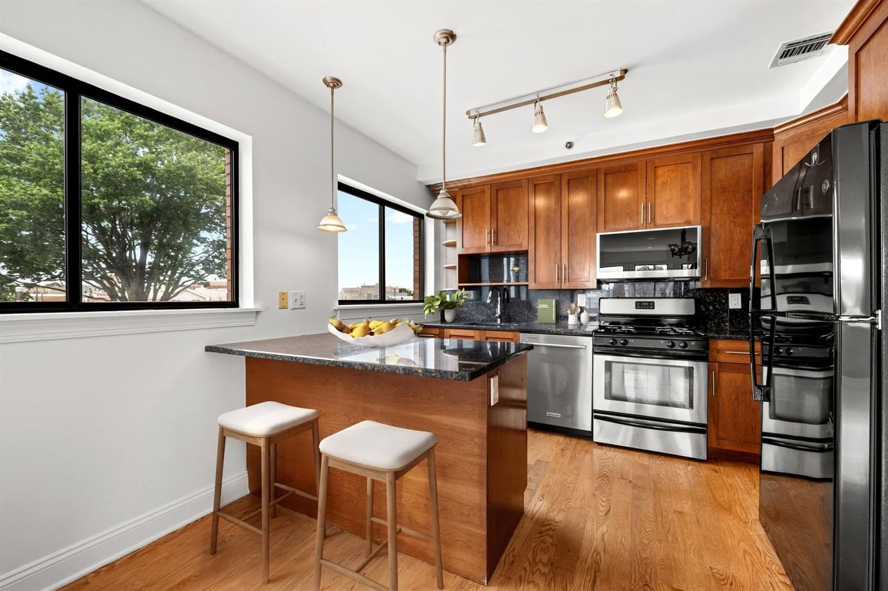 136 41st St #302A - Photo 5 of 12
