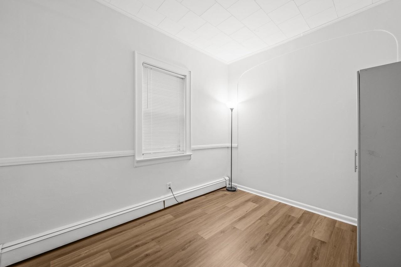 8 Meadow St - Photo 3 of 20