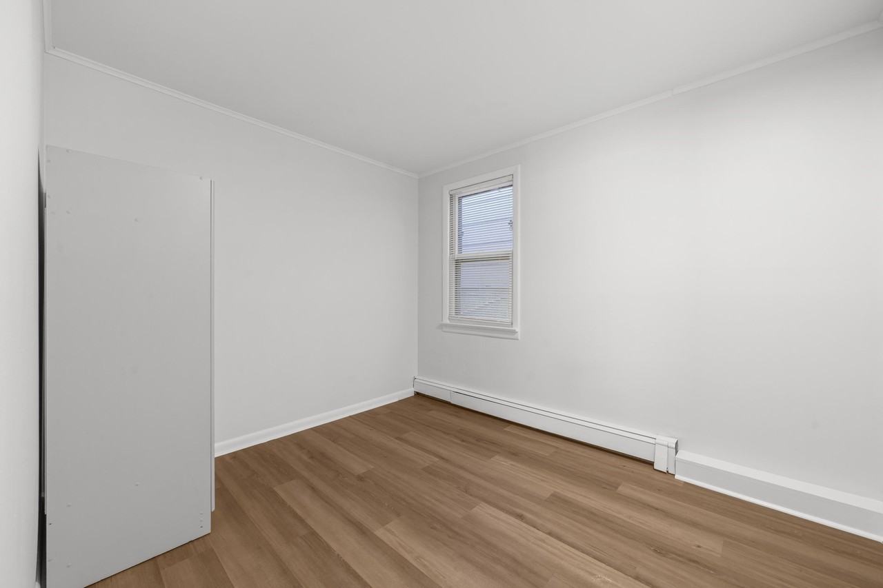 8 Meadow St - Photo 4 of 20