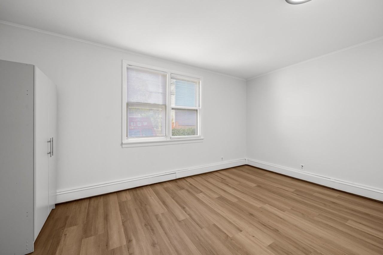 8 Meadow St - Photo 5 of 20