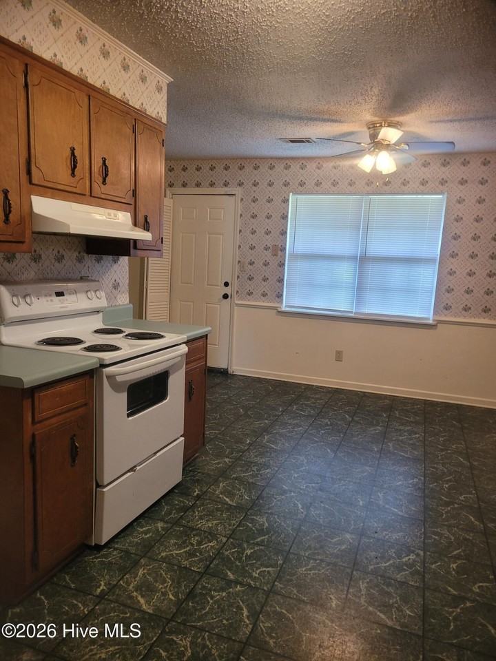2239 Basswood Dr - Photo 5 of 12