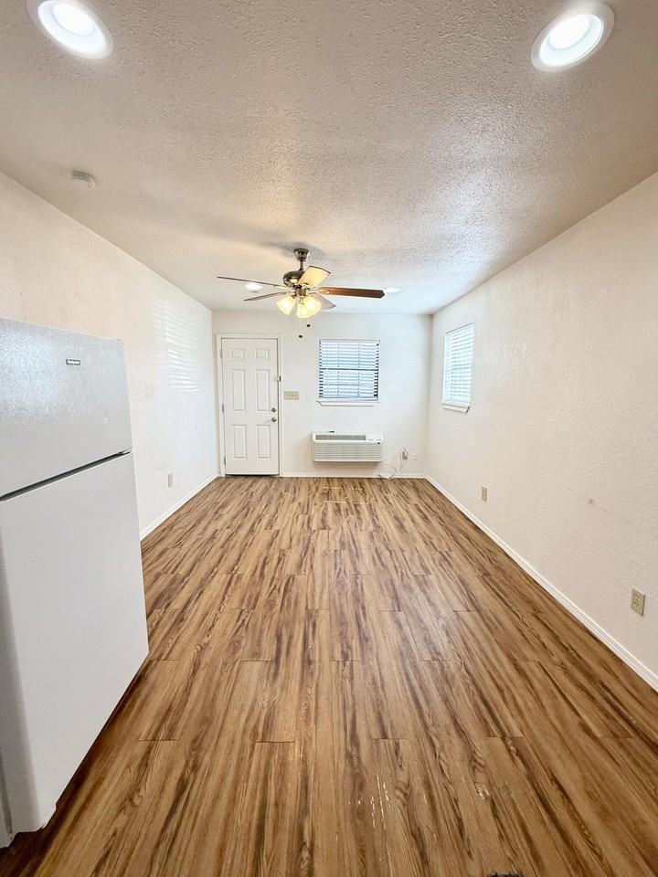 1912 25th St #B - Photo 5 of 11
