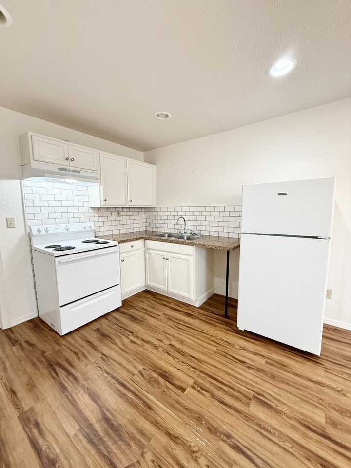 1912 25th St #B - Photo 6 of 11