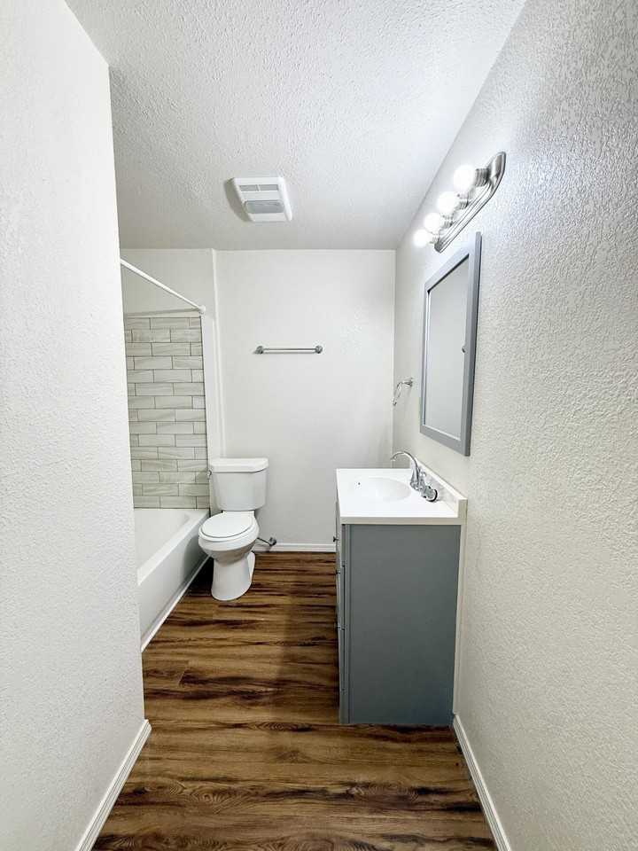 1912 25th St #B - Photo 7 of 11