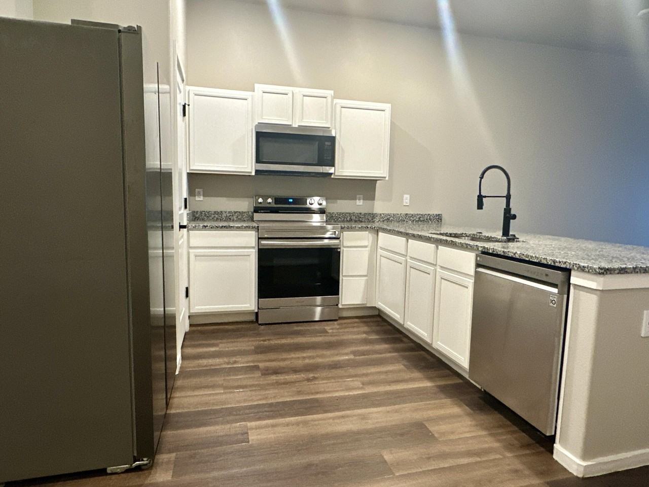 2126 N Jayton Ave #B - Photo 2 of 22
