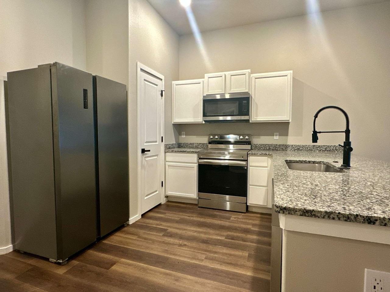 2126 N Jayton Ave #B - Photo 3 of 22