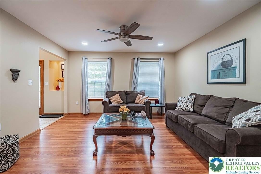 159 Winding Way - Photo 4 of 50