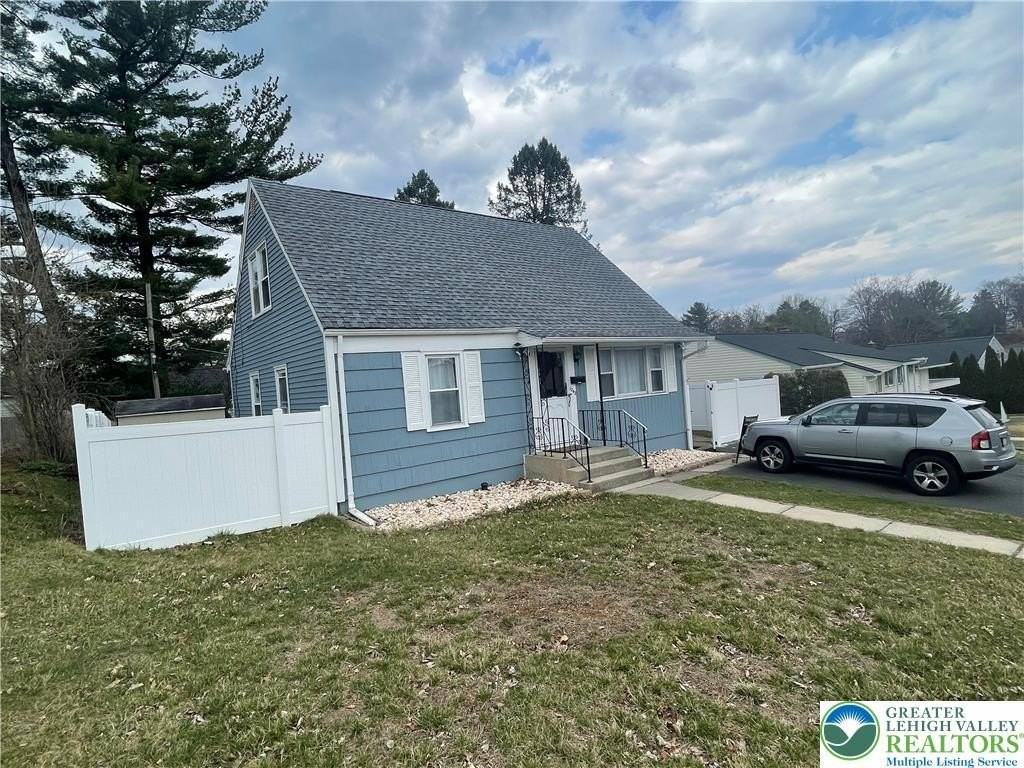 1242 S Jefferson St - Photo 2 of 11