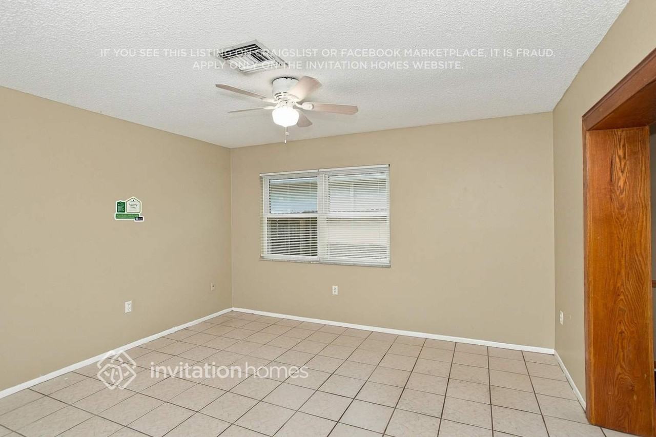12402 68th St - Photo 3 of 17