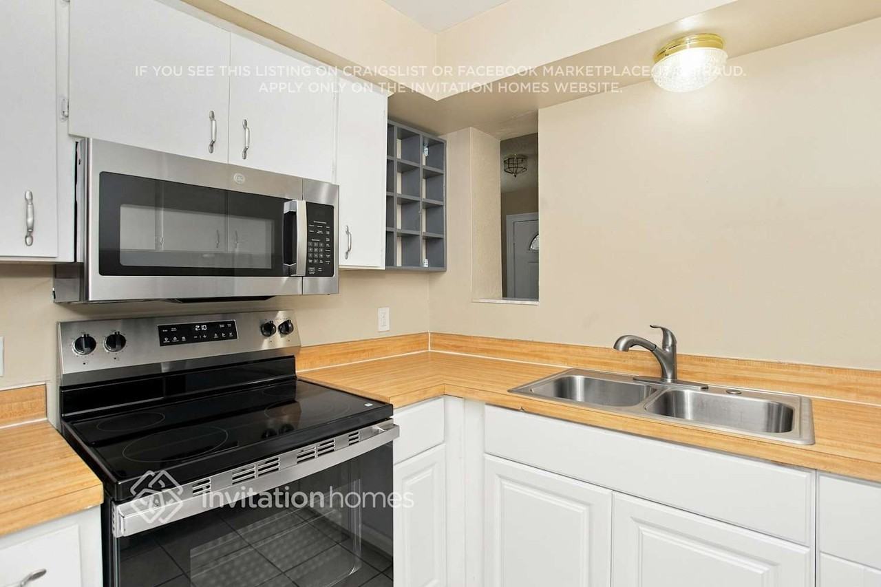 12402 68th St - Photo 6 of 17