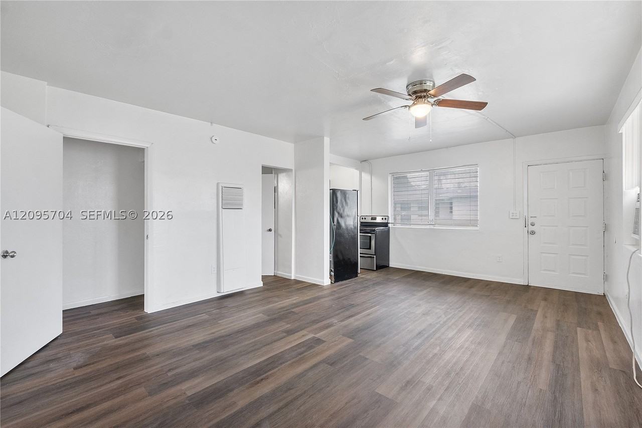 515 Ne 150th St #1 - Photo 3 of 10
