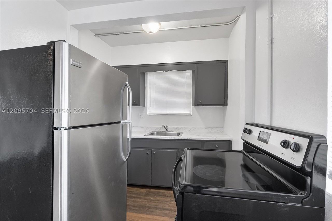 515 Ne 150th St #1 - Photo 4 of 10
