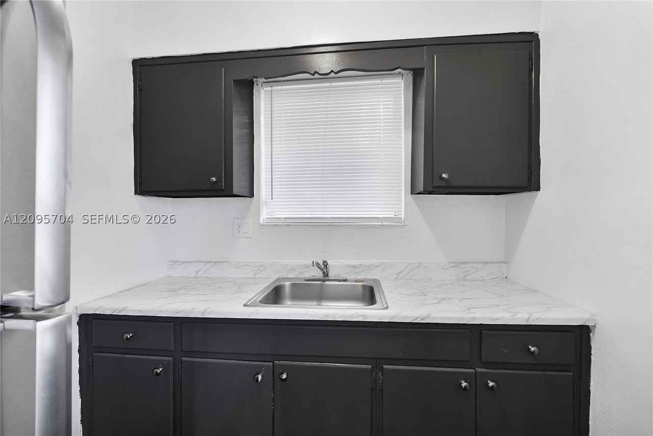 515 Ne 150th St #1 - Photo 5 of 10
