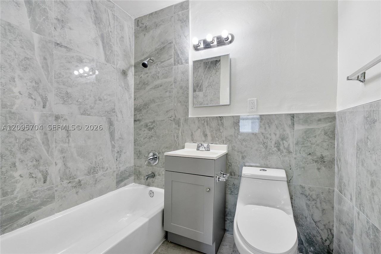 515 Ne 150th St #1 - Photo 7 of 10
