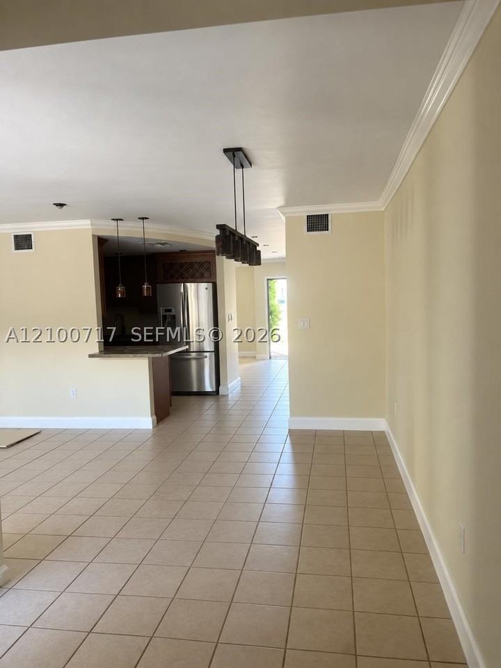 13510 Ne 20th Ct #13510 - Photo 2 of 11