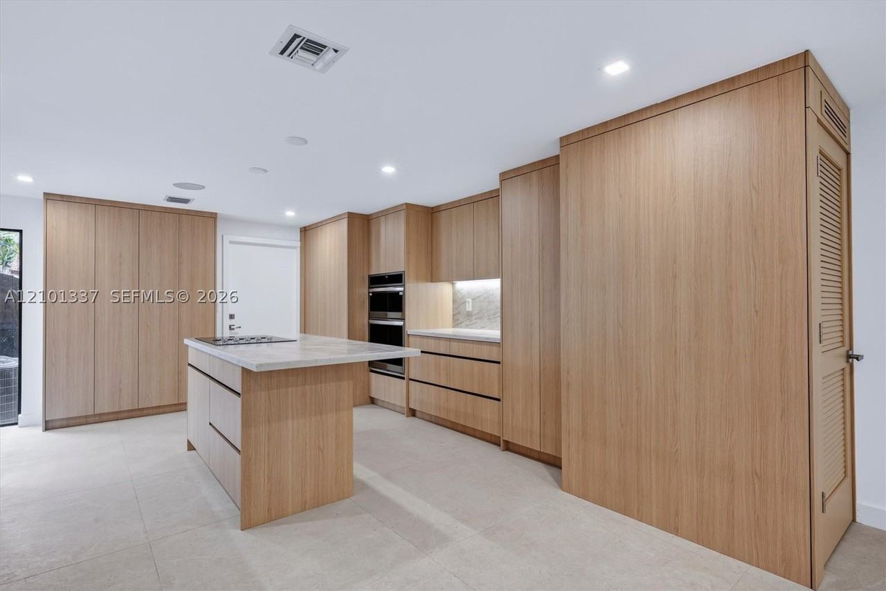 9340 Nw 48th Doral Ter - Photo 4 of 50