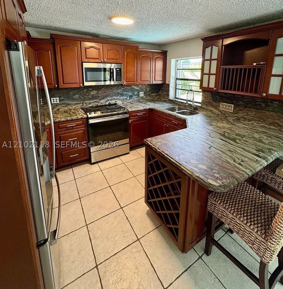 6811 Sw 6th St - Photo 5 of 27