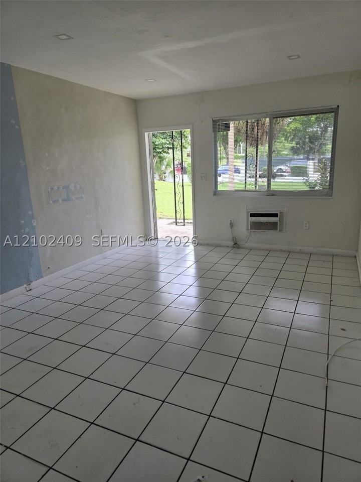 1550 Ne 130th St #8 - Photo 2 of 9