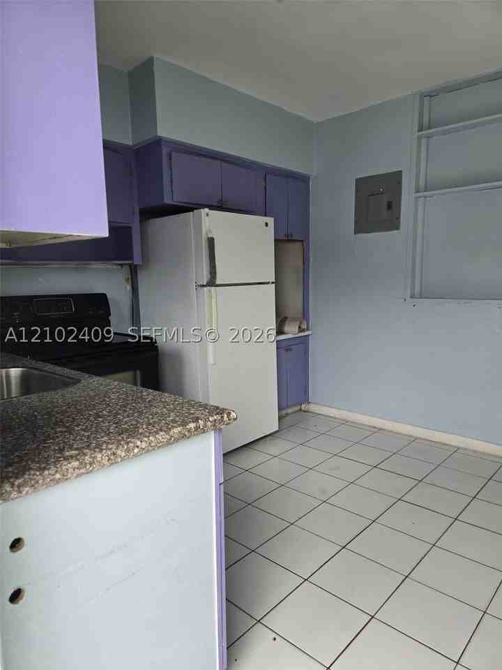 1550 Ne 130th St #8 - Photo 3 of 9