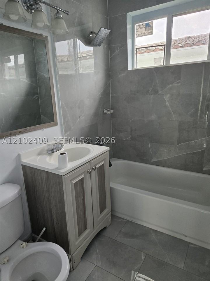 1550 Ne 130th St #8 - Photo 7 of 9