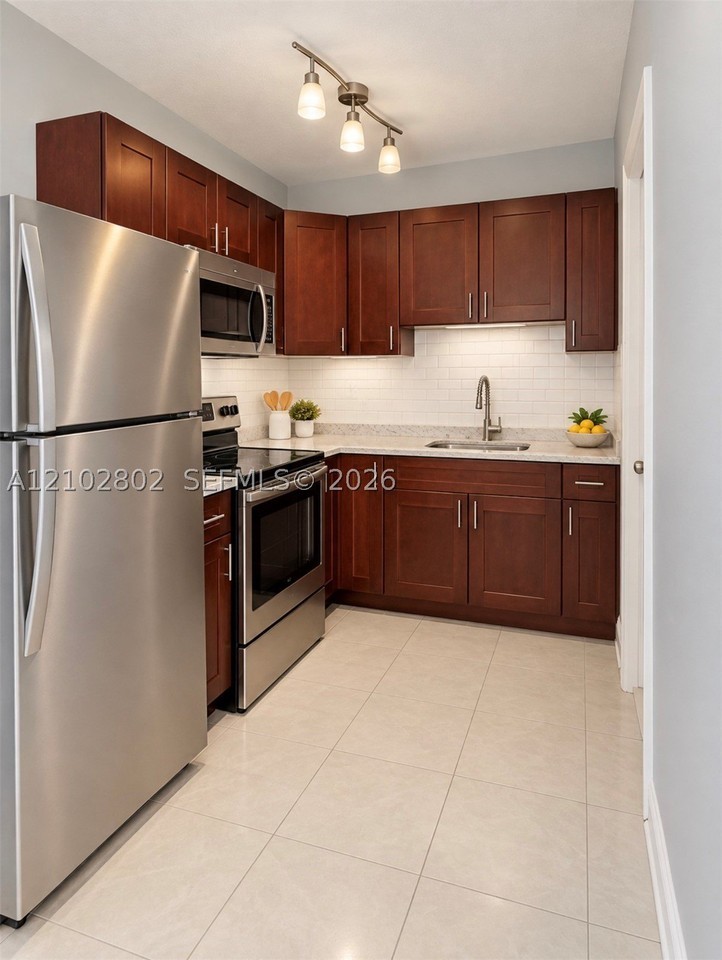 920 Ne 40th St #3 - Photo 3 of 8