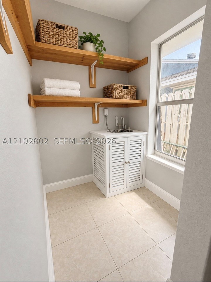 920 Ne 40th St #3 - Photo 6 of 8