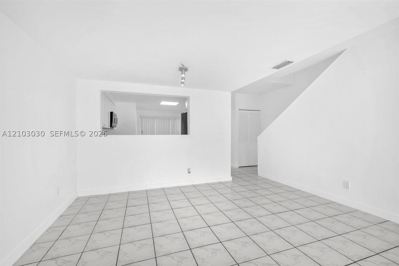 4761 N Pine Island Rd #4761 - Photo 5 of 37