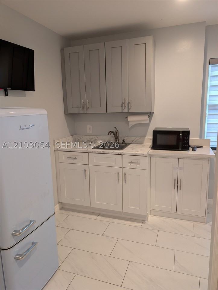 601 Sw Haas Ave #E - Photo 2 of 6