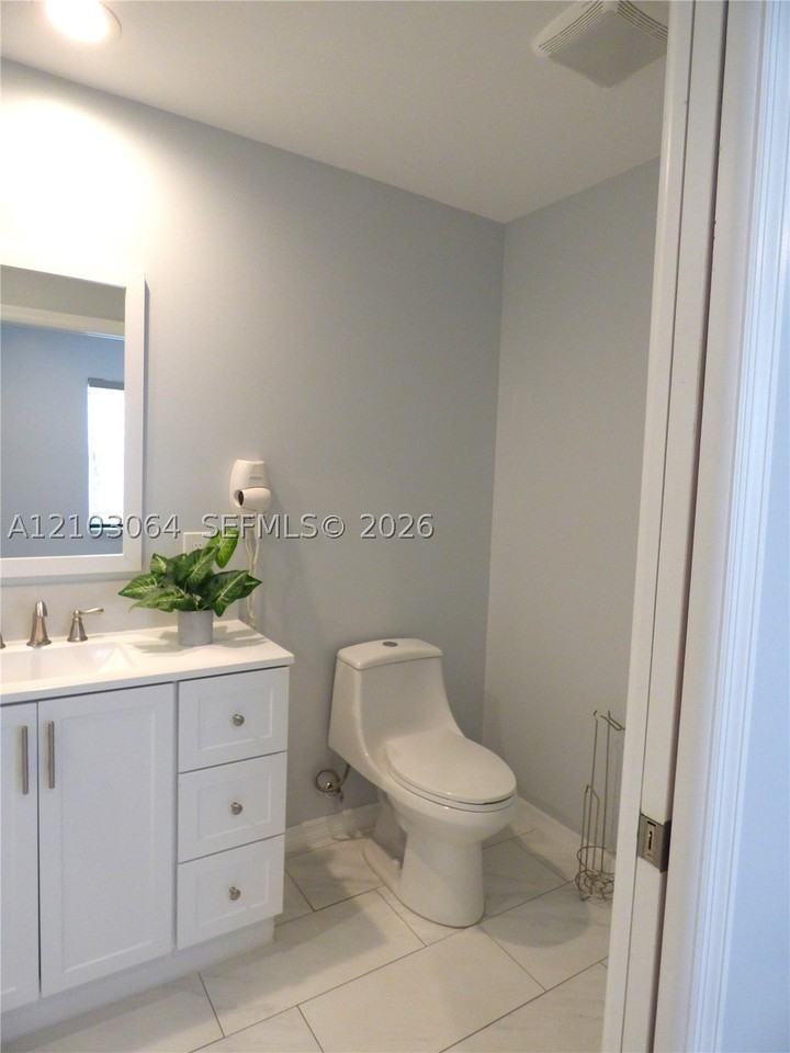 601 Sw Haas Ave #E - Photo 4 of 6