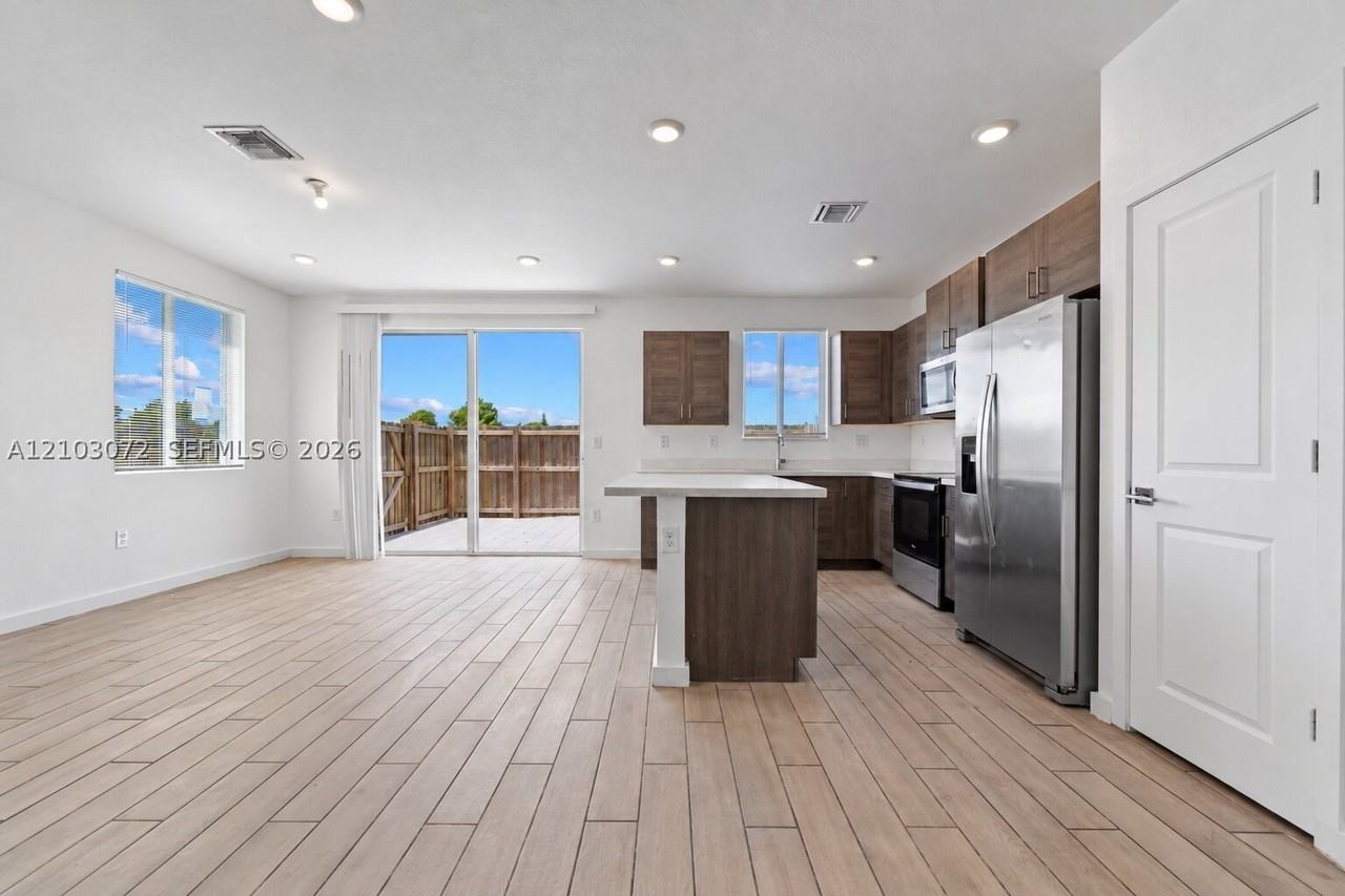 1010 Se 23rd Ave #1010 - Photo 3 of 36