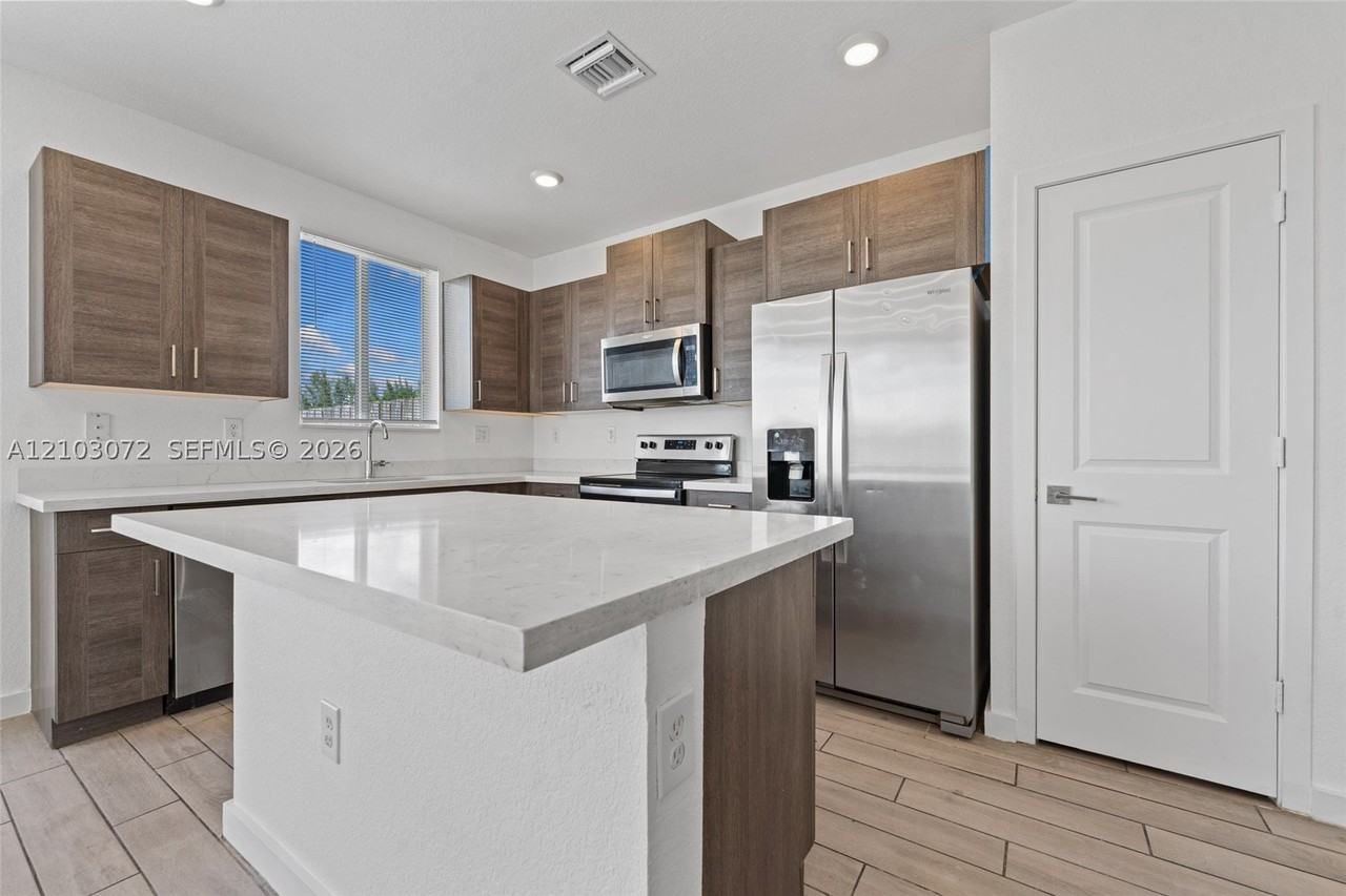 1010 Se 23rd Ave #1010 - Photo 4 of 36