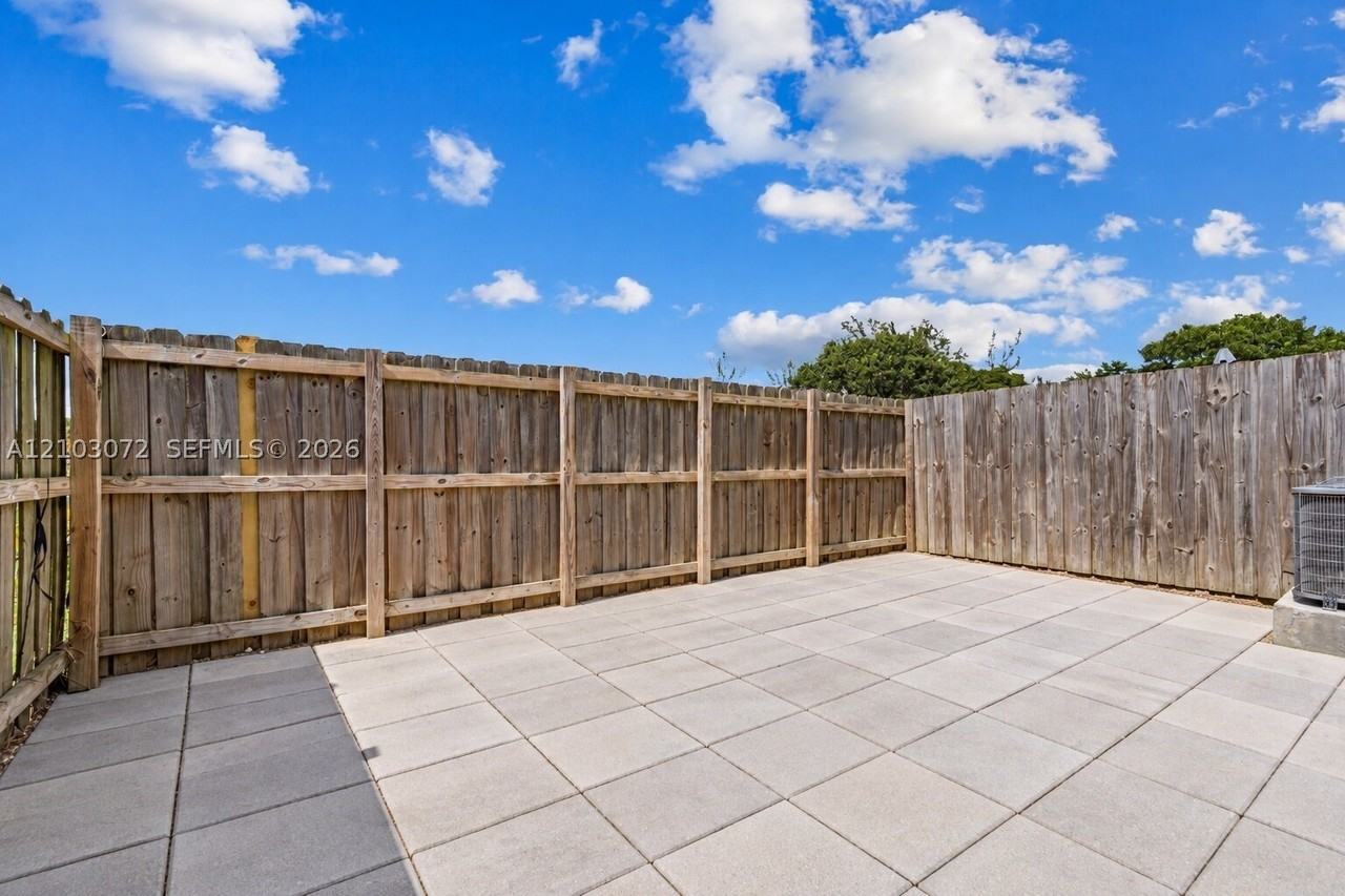 1010 Se 23rd Ave #1010 - Photo 5 of 36