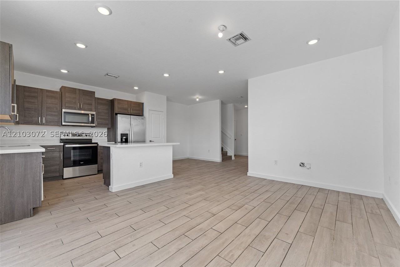 1010 Se 23rd Ave #1010 - Photo 6 of 36