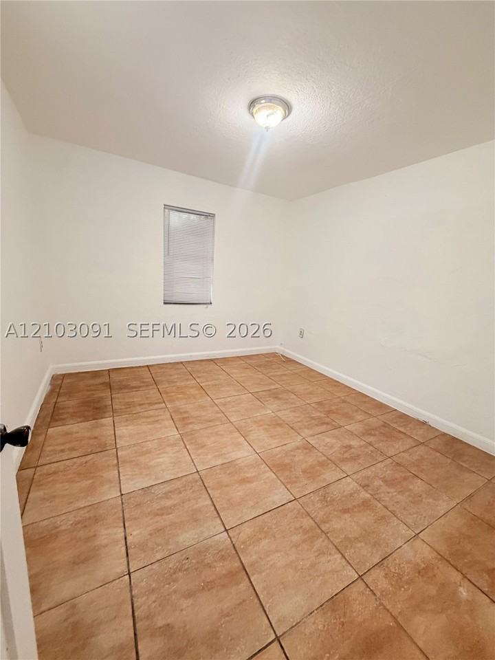 1224 Nw 41st St #2 - Photo 5 of 7