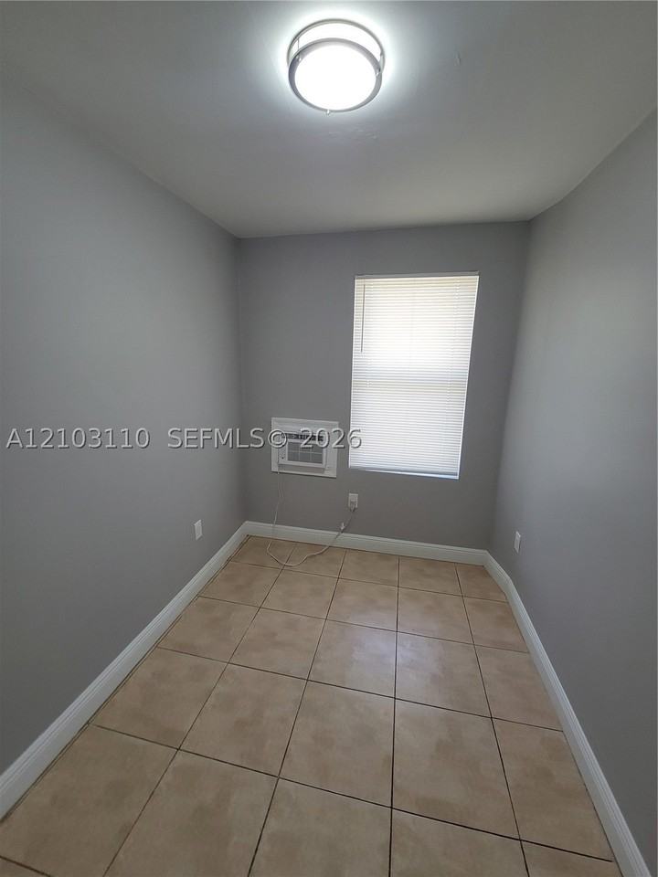 1740 Nw 1st Pl #3 - Photo 3 of 11