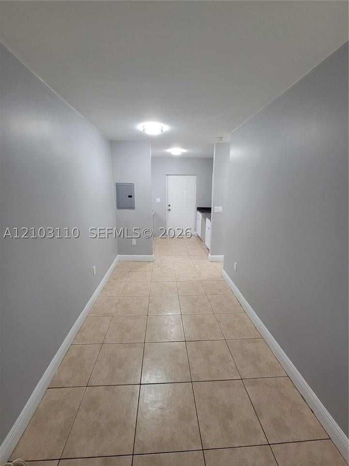 1740 Nw 1st Pl #3 - Photo 4 of 11