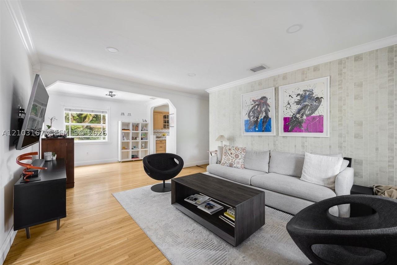 1015 Sw 44th Ave - Photo 4 of 31