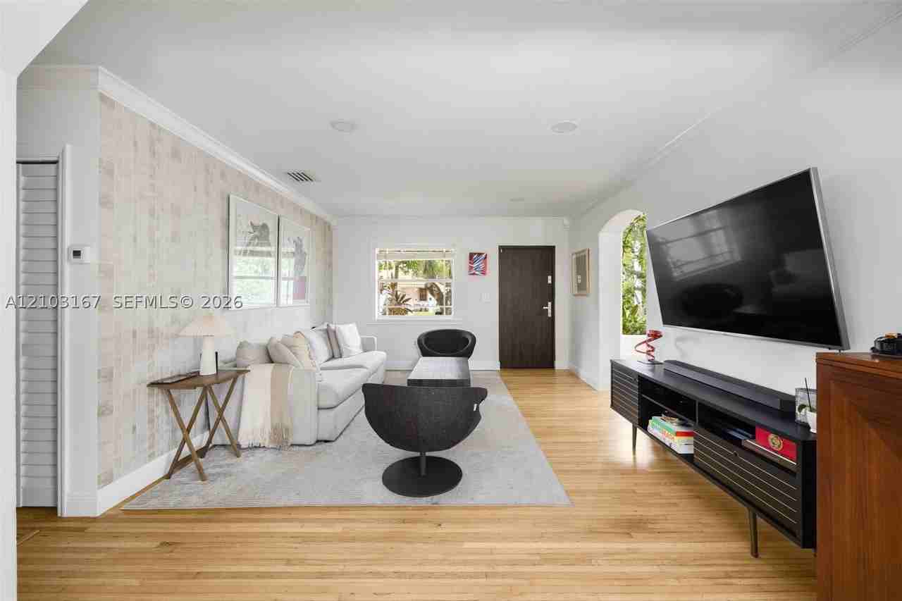 1015 Sw 44th Ave - Photo 5 of 31