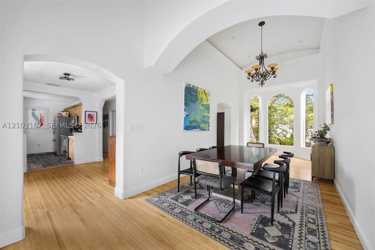 1015 Sw 44th Ave - Photo 6 of 31