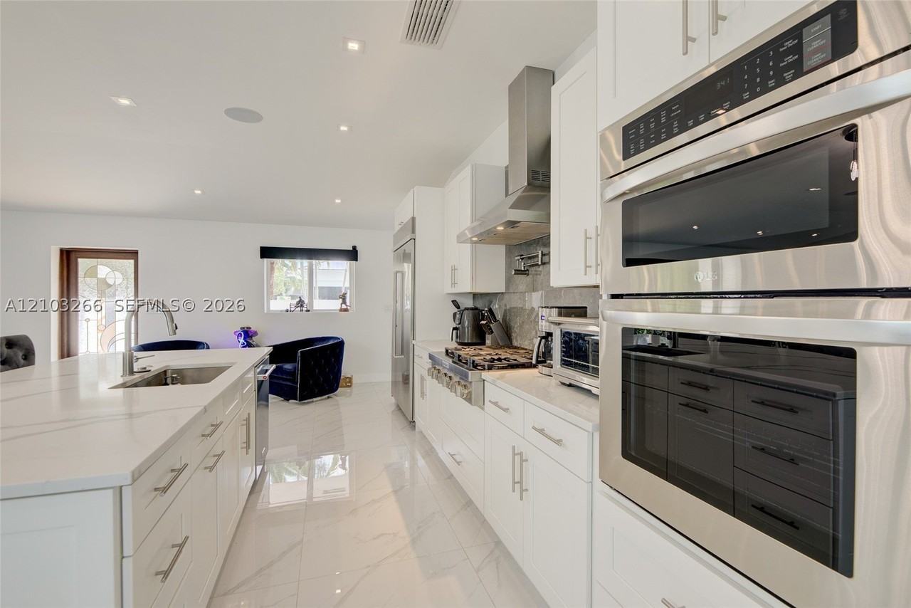 2813 Ne 29th St - Photo 6 of 50